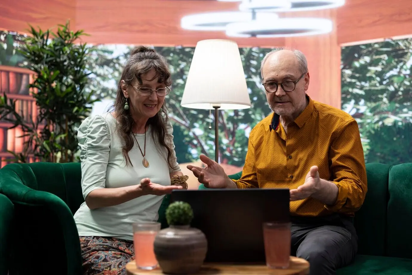 Altes Paar spricht aus der Ferne per Videoanruf mit Kindern.